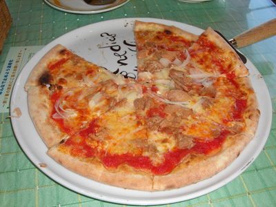 ツナとオニオンのピザ