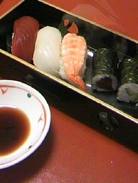 26 ホテル夕食（お寿司：鉄火・かっば・海老・烏賊・マグロ）